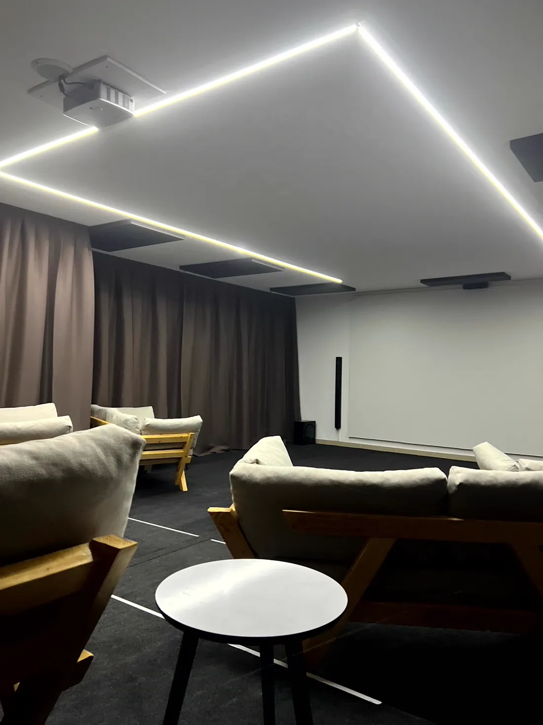 Movie Cafe — потолок с подсветкой